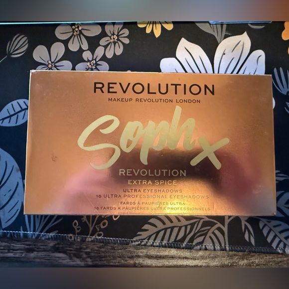 Makeup Revolution Soph x Extra Spice Eyeshadow Palette - Gold - Picture 1 of 2